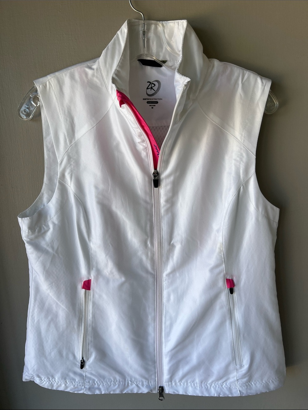 Rohnisch White Sleeveless Golf Vest with Pink Trim